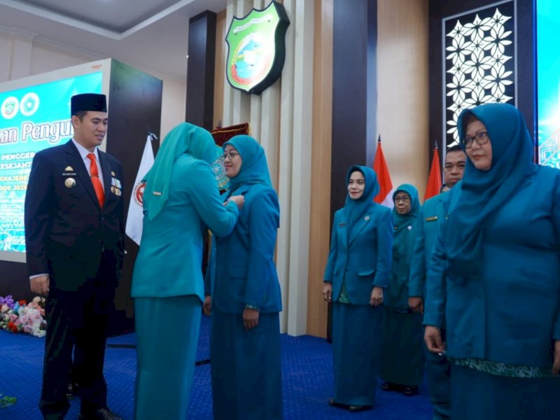 Penyematan PIN PKK dan PIN Dekranasda oleh Ketua TP PKK, Hj. Nurlita Wulan Purnama, saat pelantikan pengurus TP PKK Pengkep dan Dekranasda Pangkep, Selasa (25/3/2025). @Jejakfakta/dok. Humas Pemkab Pangkep