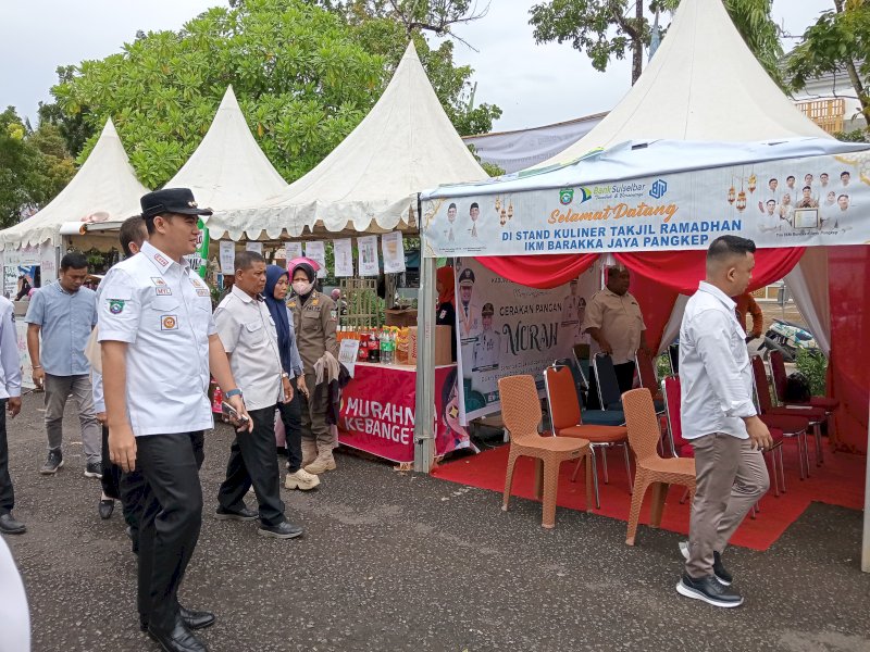 Bupati Pangkep, Muhammad Yusran Lalogau (MYL), secara resmi membuka pasar pangan murah, di pelataran Stadion Andi Mappe Pangkajene, Rabu (26/03/2025). @Jejakfakta/dok. Humas Pemkab Pangkep