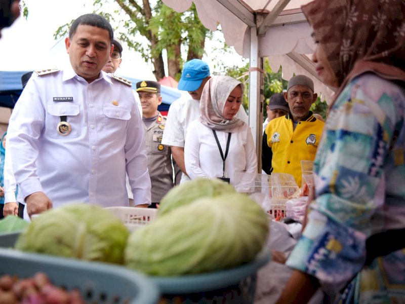 Wali Kota Makassar, Munafri Arifuddin, memantau Gerakan Pangan Murah di Kantor Kelurahan Kampung Buyang, Kecamatan Mariso, pada Rabu (26/3/2025). @Jejakfakta/dok. Humas Pemkot Makassar