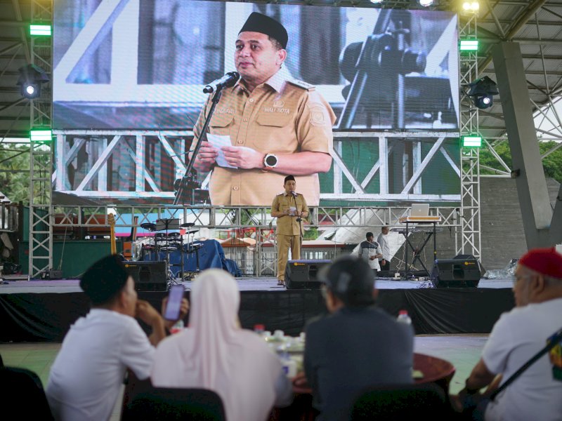 Wali Kota Makassar, Munafri Arifuddin, memberikan sambutan dalam acara buka puasa bersama DPD Backstager Indonesia Provinsi Sulawesi Selatan dan Lintas Event Celebes di Tribun Lapangan Karebosi, Selasa (25/3/2025). @Jejakfakta/dok. Humas Pemkot Makassar