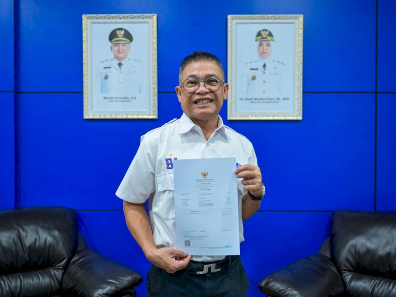 Dirut Perumda Air Minum Kota Makassar Beni Iskandar menerima sertifikat halal produk air PDAM Makassar dari Badan Penyelenggara Jaminan Produk Halal Republik Indonesia, Rabu (26/3/2025). 