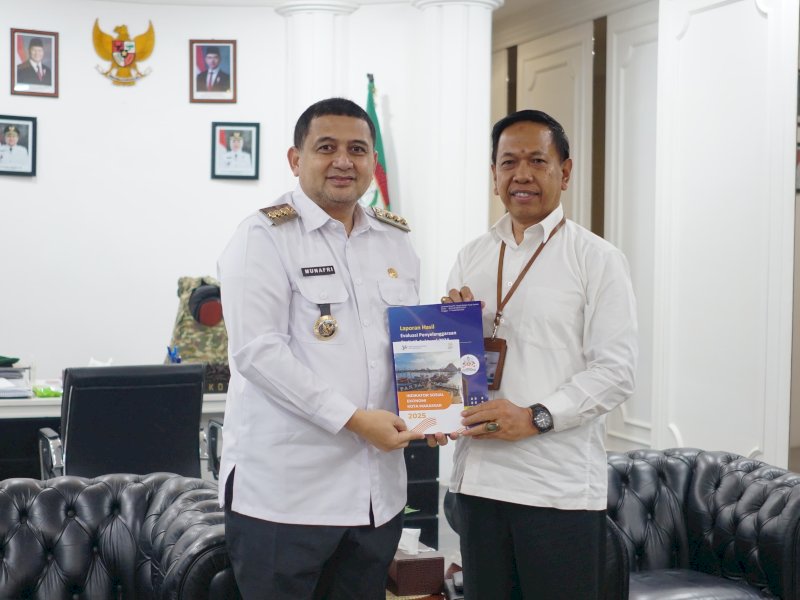 Wali Kota Makassar, Munafri Arifuddin, menerima audiensi Kepala Badan Pusat Statistik (BPS) Kota Makassar, Abdul Hafid, di Ruang Rapat Wali Kota, Rabu (26/3/2025). @Jejakfakta/dok. Humas Pemkot Makassar