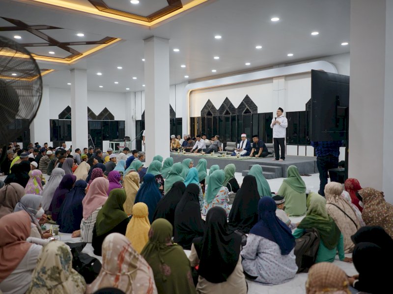 Wali Kota Makassar, Munafri Arifuddin, bersama Wakil Wali Kota, Aliyah Mustika Ilham, menggelar buka puasa bersama jemaah Masjid Al-Markaz pada Rabu (26/3/2025). @Jejakfakta/dok. Humas Pemkot Makassar