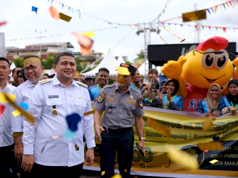 Wali Kota Makassar, Munafri Arifuddin, melepas secara resmi 400 peserta Mudik Bareng Klik Indomaret yang digelar oleh PT Indomarco Prismatama (Indomaret), di area parkir Pelindo Cabang Makassar pada Rabu (26/3/2025). @Jejakfakta/dok. Humas Pemkot Makassar