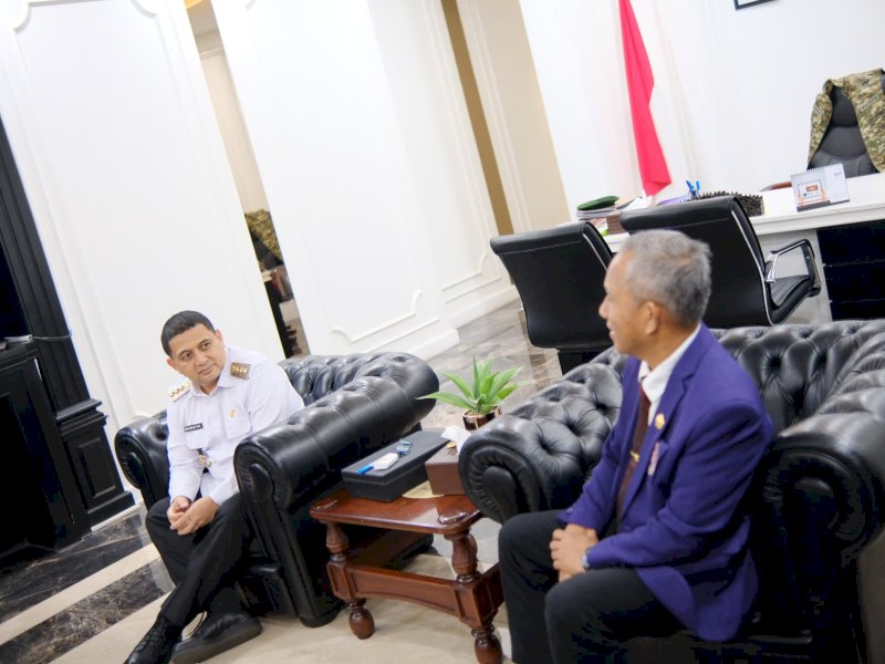 Wali Kota Makassar, Munafri Arifuddin, menerima audiensi pengurus Dewan Pimpinan Daerah (DPD) Ikatan Keluarga Alumni Lembaga Ketahanan Nasional (IKAL Lemhannas) Provinsi Sulawesi Selatan di ruang rapat wali kota pada Rabu (26/3/2025). @Jejakfakta/dok. Humas Pemkot Makassar