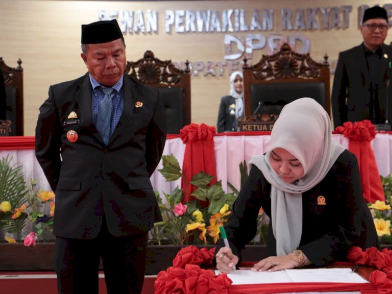 Bupati Bulukumba Andi Muchtar Ali Yusuf menyerahkan Laporan Keterangan Pertanggung Jawaban (LKPJ) Bupati tahun 2024 ke DPRD Kabupaten Bulukumba. Penyerahan LKPJ ini, saat rapat paripurna DPRD Bulukumba, Selasa (25/3/2025). @Jejakfakta/dok. Humas Pemkab Bulukumba