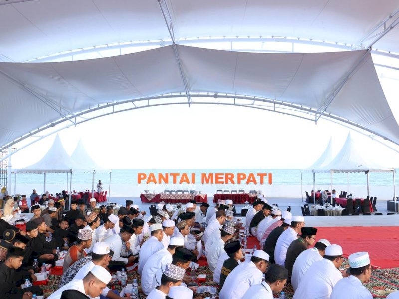 Buka puasa bersama di ruang publik Pantai Merpati Bulukumba yang menjadi ikon baru di Bumi Panritalopi. @Jejakfakta/dok. Humas Pemkab Bulukumba