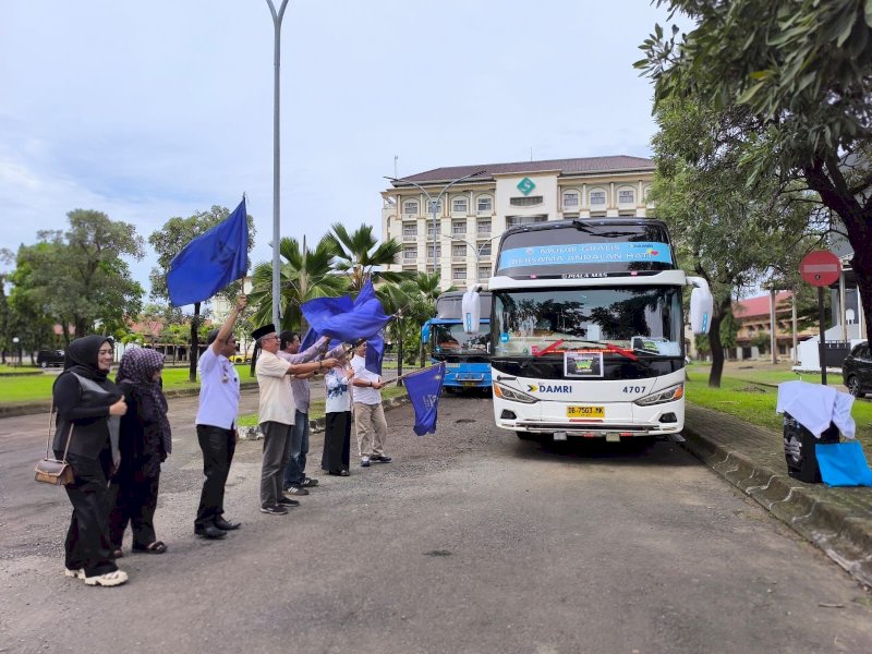 Pelepasan peserta mudik gratis di halaman Sultan Alauddin Hotel & Convention Makassar (Kampus I) UIN Alauddin Makassar, Rabu (26/3/2025). @Jejakfakta/dok. Istimewa