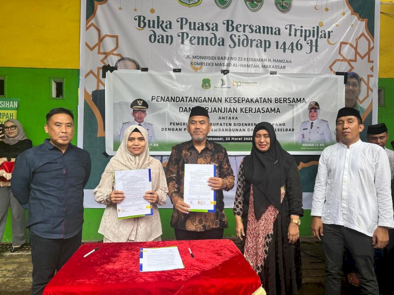 Pemerintah Kabupaten Sidrap bersama PT Bank Pembangunan Daerah Sulawesi Selatan dan Barat menandatangani nota kesepakatan (MoU) tentang optimalisasi layanan perbankan dalam pemungutan pajak daerah, Selasa (25/3/2025). @Jejakfakta/dok. Humas Pemkab Sidrap 