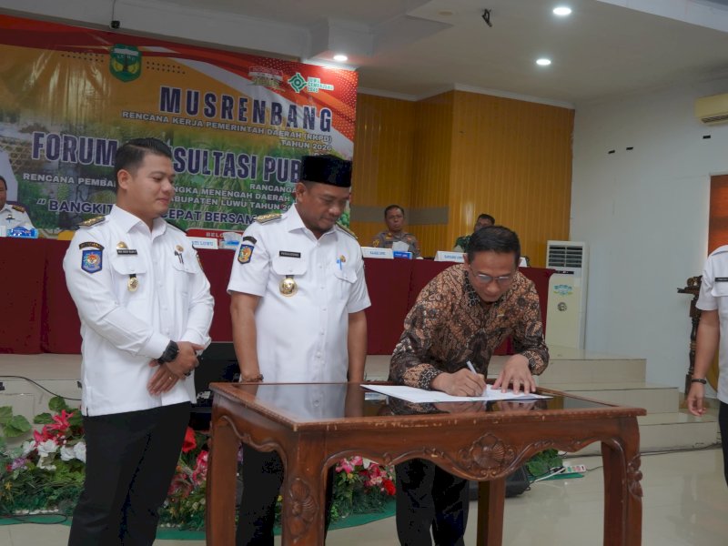 Bupati Luwu, H. Patahudding, bersama Wakil Bupati Luwu, Muh. Dhevy Bijak Pawindu, pada Musrenbang Rencana Kerja Pemerintah Daerah (RKPD) Tahun 2026 Tingkat Kabupaten Luwu yang berlangsung di Aula Bappelitbangda, Belopa, Rabu (26/5/2025). @Jejakfakta/dok. Humas Pemkab Luwu