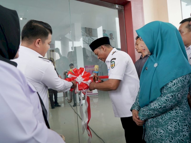Bupati Luwu, H. Patahudding, bersama Wakil Bupati Muh. Dhevy Bijak Pawindu saat meluncurkan   Mall Pelayanan Publik (MPP) Walenrang-Lamasi (Walmas), di Kecamatan Walenrang pada Rabu (26/3/2025). @Jejakfakta/dok. Humas Pemkab Luwu