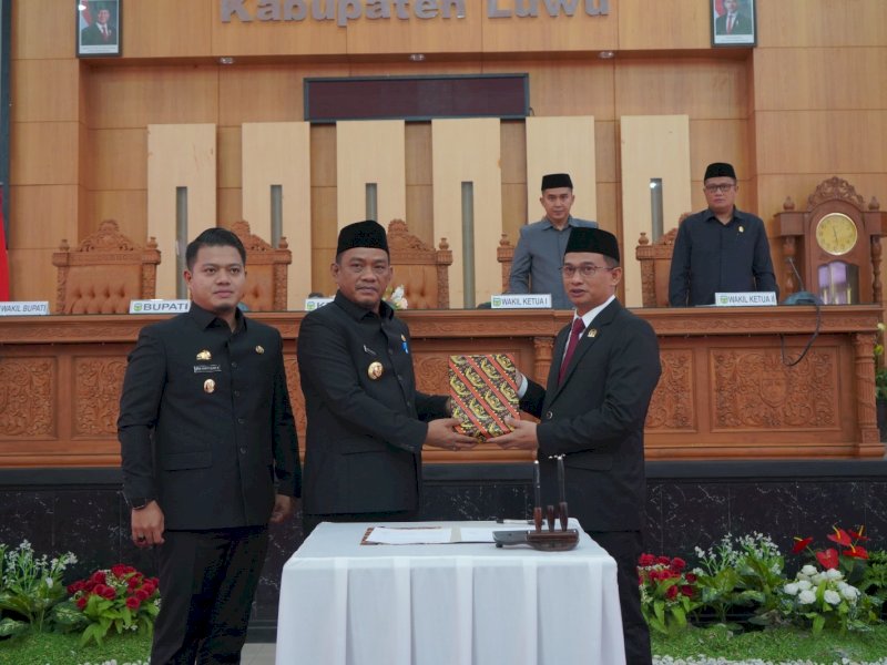 - Bupati Luwu, H. Patahudding, bersama Wakil Bupati Luwu, Muh. Dhevy Bijak Pawindu, menghadiri rapat paripurna DPRD Luwu dengan agenda penyampaian Laporan Keterangan Pertanggung Jawaban (LKPJ) Bupati Luwu Tahun 2024, di ruang sidang istimewa, kantor DPRD Luwu, Senin (24/3/2025). @Jejakfakta/dok. Humas Pemkab Luwu