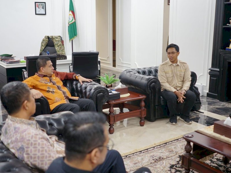 Wali Kota Makassar, Munafri Arifuddin, saat menerima audiensi Sarjana Penggerak Pembangunan Indonesia (SPPI) dari Satuan Pelayanan Pemenuhan Gizi (SPPG) Badan Gizi Nasional (BGN), Kamis (27/3/2025). @Jejakfakta/dok. Humas Pemkot Makassar