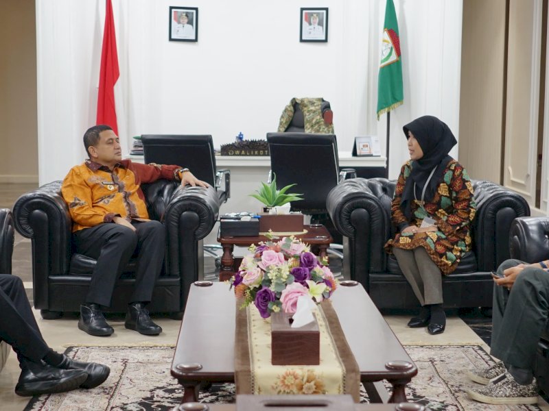 Wali Kota Makassar, Munafri Arifuddin, berdiskusi dengan Kantor Wilayah VI Komisi Pengawas Persaingan Usaha (KPPU) RI, di Balai Kota Makassar, Kamis (27/3/2025). @Jejakfakta/dok. Humas Pemkot Makassar 