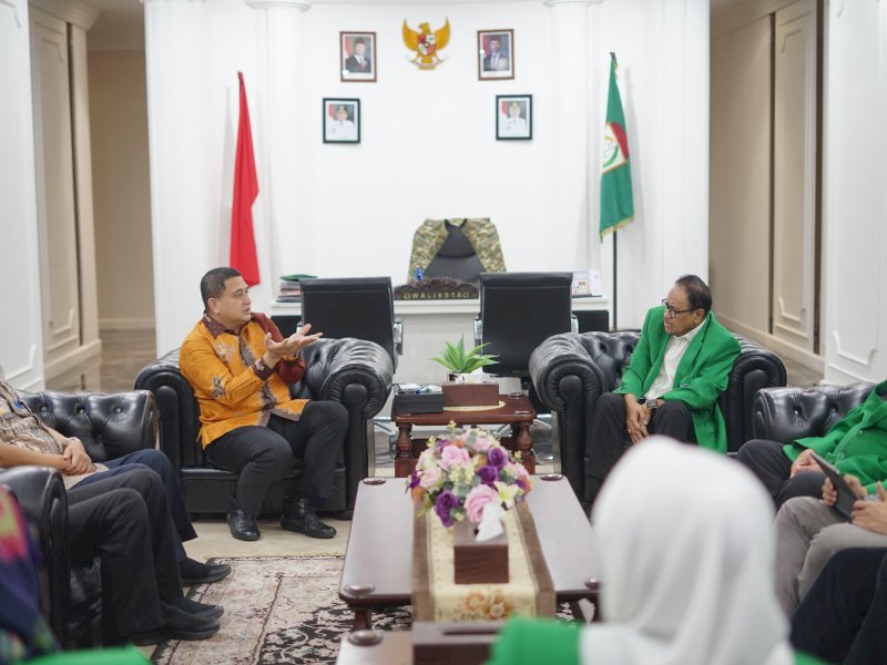 Wali Kota Makassar, Munafri Arifuddin, menerima kunjungan pimpinan Universitas Muslim Indonesia (UMI) dalam rangka silaturahmi di Balai Kota Makassar, Kamis (27/3/2025). @Jejakfakta/dok. Humas Pemkot Makassar