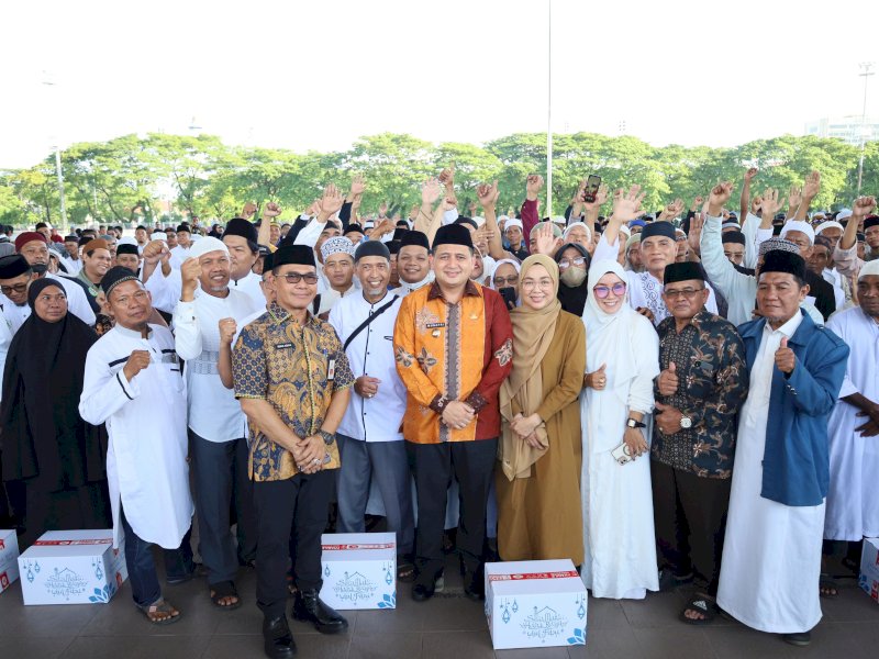 Pemerintah Kota Makassar menyalurkan bantuan 5.500 paket sembako disalurkan kepada pemandi jenazah, imam rawatib, dan guru mengaji, di Lapangan Karebosi pada Kamis (27/3/2025). @Jejakfakta/dok. Humas Pemkot Makassar