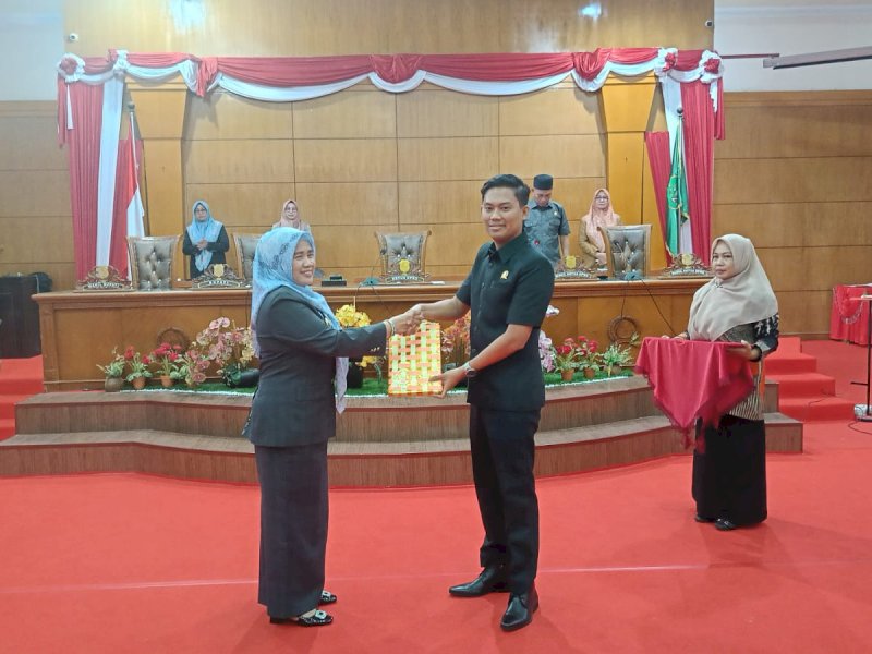 Wakil Bupati Sidrap, Nurkanaah, menyerahkan Laporan Keterangan Pertanggungjawaban (LKPJ) Kepala Daerah Tahun Anggaran 2024 ke DPRD saat rapat paripurna di Ruang Sidang DPRD, Kamis (27/3/2025). @Jejakfakta/dok. Humas Pemkab Sidrap