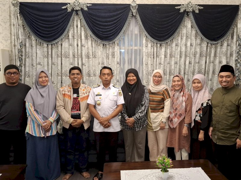 Bupati Sidrap, Syaharuddin Alrif, saat menerima audiensi panitia program operasi gratis di Rujab Bupati Sidrap, Rabu (26/3/2025) malam. @Jejakfakta/dok. Humas Pemkab Sidrap