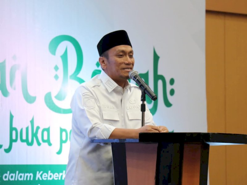 Bupati Luwu Timur, Irwan Bachri Syam, saat menghadiri acara Silaturahmi dan Buka Puasa Bersama yang diselenggarakan oleh Pengurus KKLT bekerja sama dengan Pengurus Pusat IPMA Lutim 2023-2025, di Hotel Swiss Belinn, Makassar, Kamis (27/03/2025). @Jejakfakta/dok. Humas Pemkab Lutim