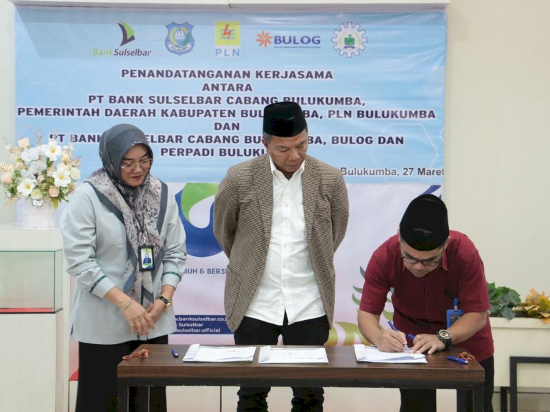  Bank Sulselbar membangun nota kesepakatan atau perjanjian kerja sama dengan Bulog dan Perpadi Bulukumba tentang implementasi program stabilitas pangan dan realisasi pangan padi berkelanjutan,  di Banking Hall Bank Sulselbar Cabang Bulukumba, Kamis (27/3/2025). @Jejakfakta/dok. Humas Pemkab Bulukumba