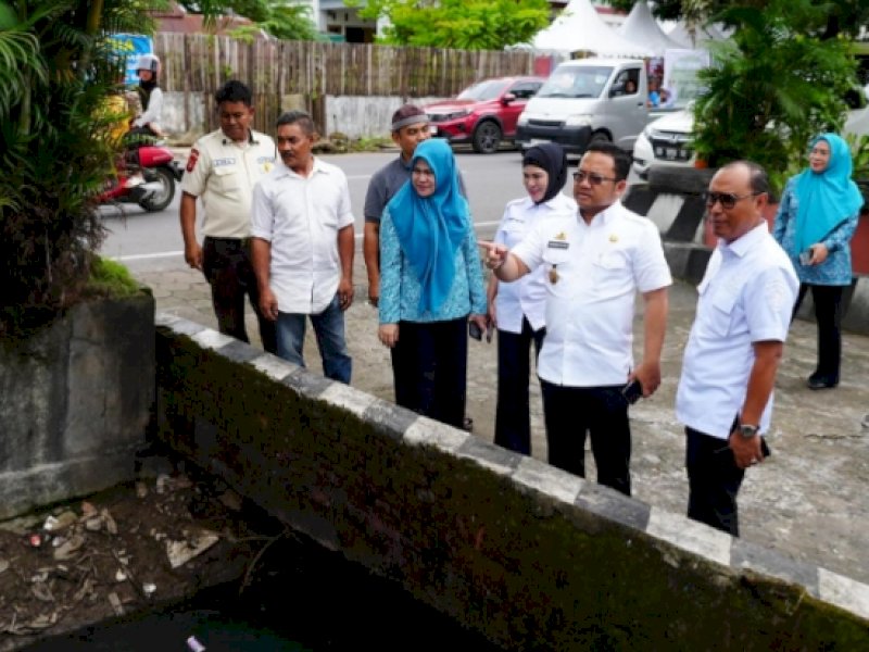 Wakil Bupati Gowa, Darmawangsyah Muin turun langsung memantau progres kebersihan di depan Kantor ATR/BPN Gowa, Rabu (26/3). @Jejakfakta/dok/Foto: Istimewa