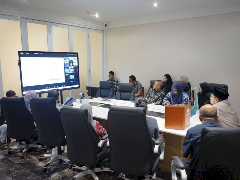 Wali Kota Makassar, Munafri Arifuddin, menghadiri acara penghargaan ini secara virtual didampingi Forum Kota Sehat Makassar, Tim Transisi MULIA, dan jajaran OPD Pemkot Makassar di Ruang Rapat Wali Kota, Jumat (28/3/2025). @Jejakfakta/dok. Humas Pemkot Makassar