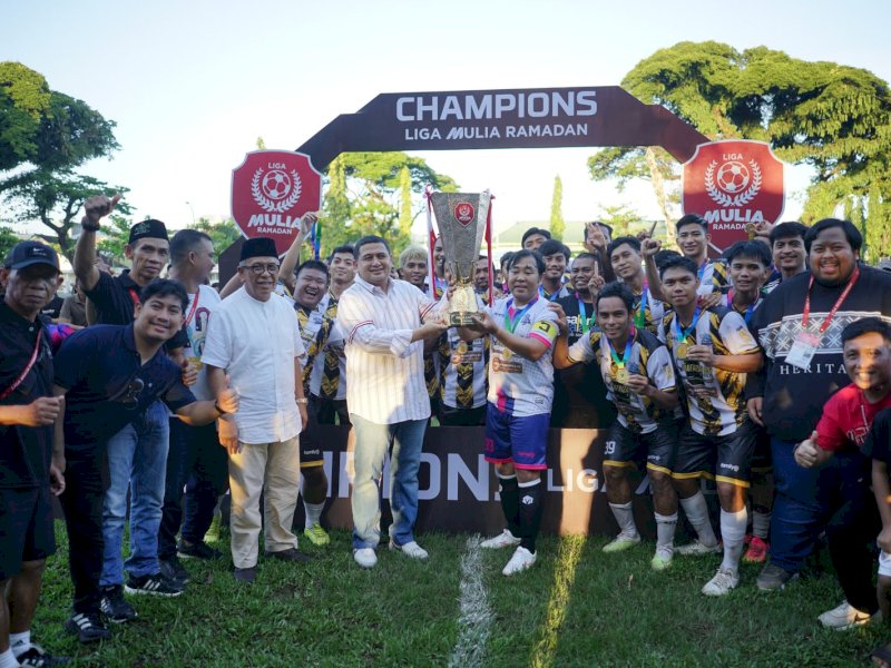 Wali Kota Makassar, Munafri Arifuddin, penyerahan trofi kepada para pemenang Liga Mulia Ramadan 2025 di Lapangan Sultan Hasanuddin pada Jumat (28/3/2025). @Jejakfakta/dok. Humas Pemkot Makassar