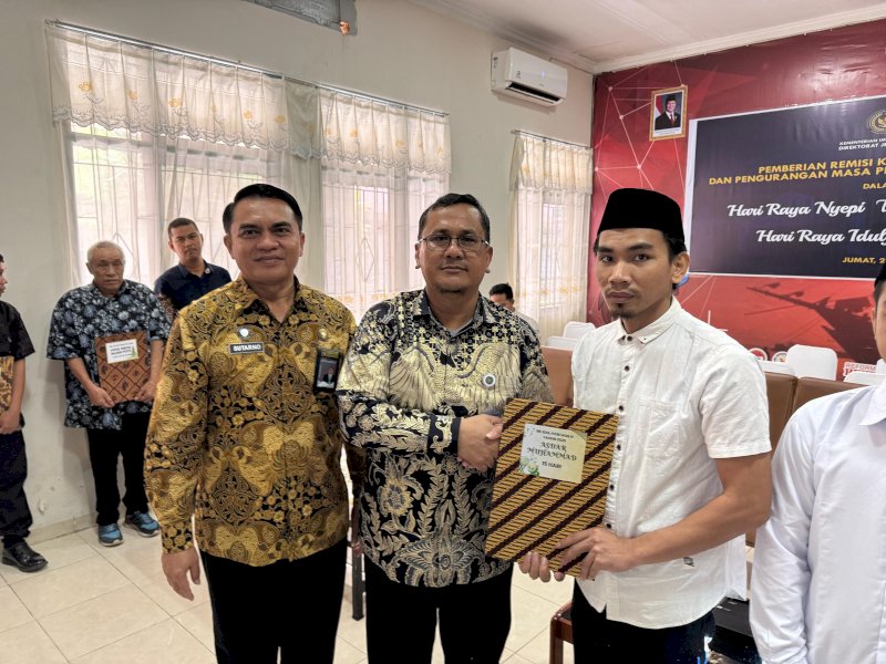 Kanwil Ditjenpas Sulsel Rudy Fernando Sianturi, menyerahkan pemberian remisi kepada warga binaan di Lapas Kelas I Makassar, Jumat (28/3/2025). @Jejakfakta/Istimewa