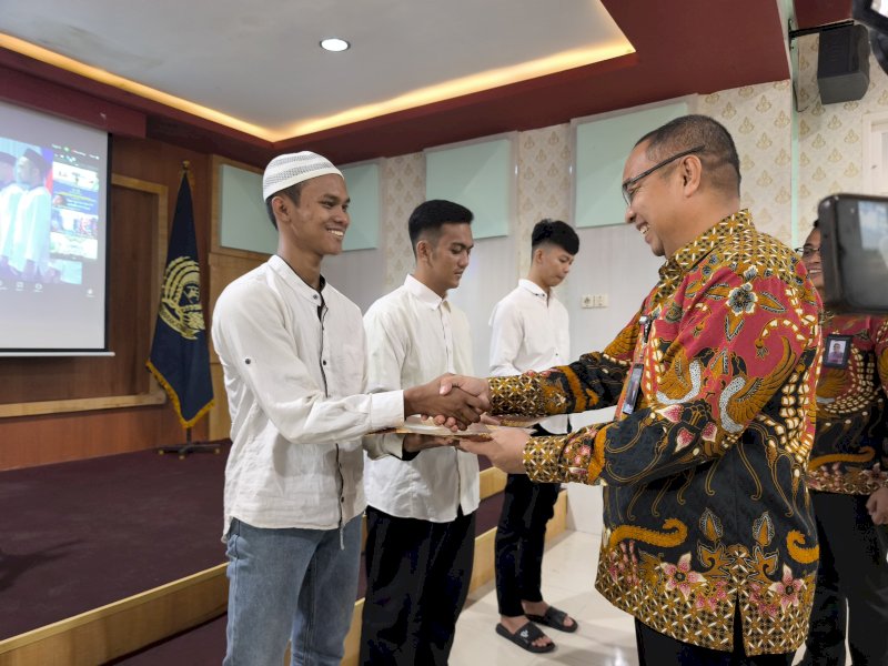 Kepala Rutan Kelas I Makassar, Jayadikusumah menyerahkan Remisi Khusus Hari Raya Idul Fitri kepada 3 perwakilan warga binaan di aula Sulistyadi Rutan Kelas I Makassar Jum'at, (28/3/2025). @Jejakfakta/Istimewa