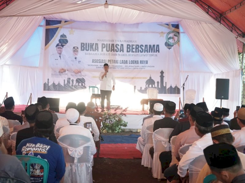Bupati Luwu Timur, Irwan Bachri Syam menghadiri acara buka puasa bersama yang dipusatkan di halaman Mesjid Fatihul Khair, Desa Ranteangin, Kecamatan Towuti, Jumat (28/03/2025). @Jejakfakta/dok. Humas Pemkab Lutim