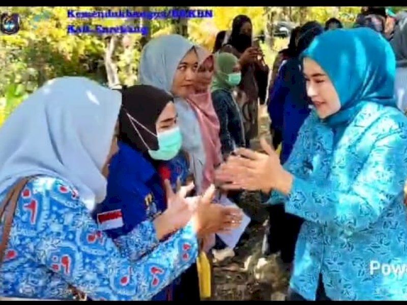Ketua TP-PKK Enrekang, Hj. Ratnawati YR, turun langsung dalam pelaksanaan Gerakan Orang Tua Asuh Cegah Stunting (GENTING) di Kelurahan Lewaja dan Kelurahan Juppandang, Kamis (27/3/2025). @Jejakfakta/dok. Humas Pemkab Enrekang