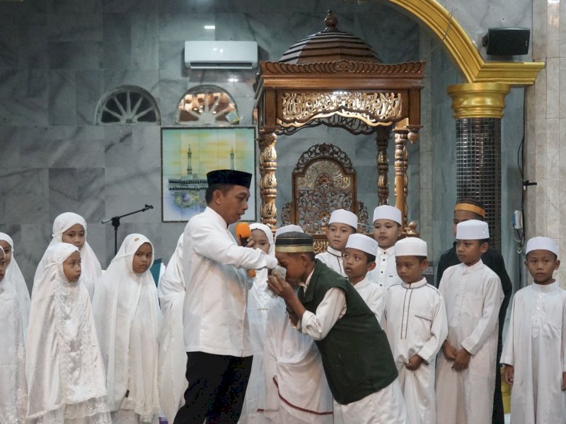 Bupati Sidrap, Syaharuddin Alrif, usai melaksanakan salat Tarawih dan ceramah di Masjid Al-Mujahidin, Bila Riase, Kecamatan Pitu Riase, Jumat (28/3/2025). @Jejakfakta/dok. Humas Pemkab Sidrap