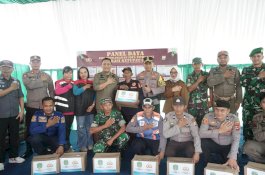 Bupati dan Wabup Lutim Serahkan Parcel Lebaran Bagi Petugas Posko Operasi Ketupat