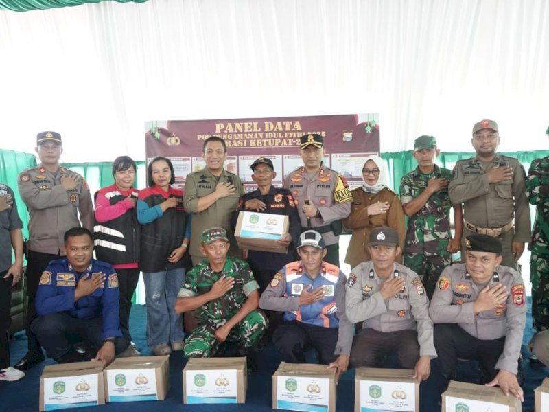 Bupati Luwu Timur, Irwan Bachri Syam didampingi Wakil Bupati Hj. Puspawati Husler bersama sejumlah unsur Forkopimda Lutim menyerahkan Parcel Lebaran bagi Petugas Posko Operasi Ketupat Tahun 2025 di Empat Kecamatan, Sabtu (29/03/2025). @Jejakfakta/dok. Humas Pemkab Lutim