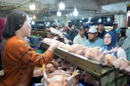 Jelang Lebaran, Bupati Gowa Tinjau Harga Bahan Pokok di Pasar