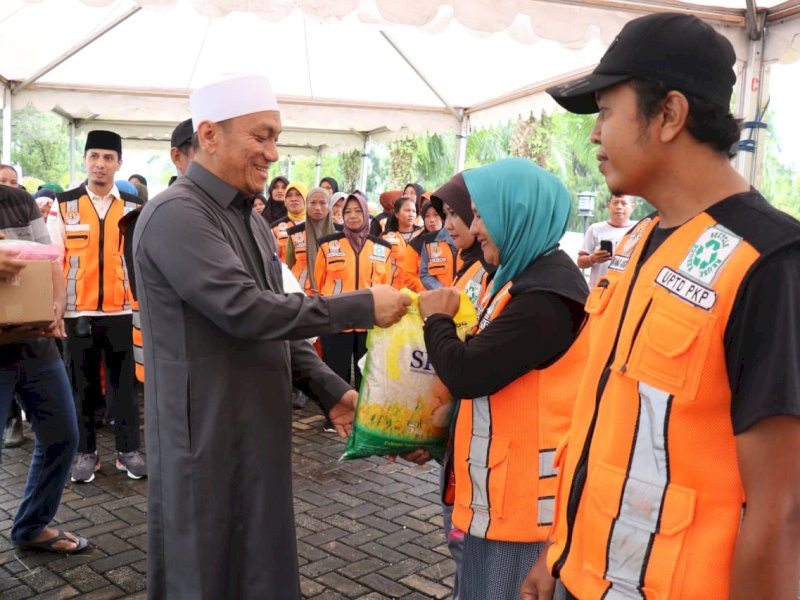 Bupati Luwu Timur, Irwan Bachri Syam, membagikan paket Lebaran kepada 85 petugas kebersihan dan pertamanan yang tergabung dalam Dinas Lingkungan Hidup (DLH) Luwu Timur, di halaman Rumah Jabatan Bupati Luwu Timur pada Ahad (30/03/2025). @Jejakfakta/dok. Humas Pemkab Lutim