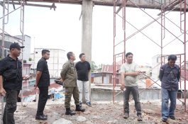 Bupati Luwu Timur Sidak Pembangunan Pasar Tomoni, Ancam Hentikan Kontrak Kontraktor