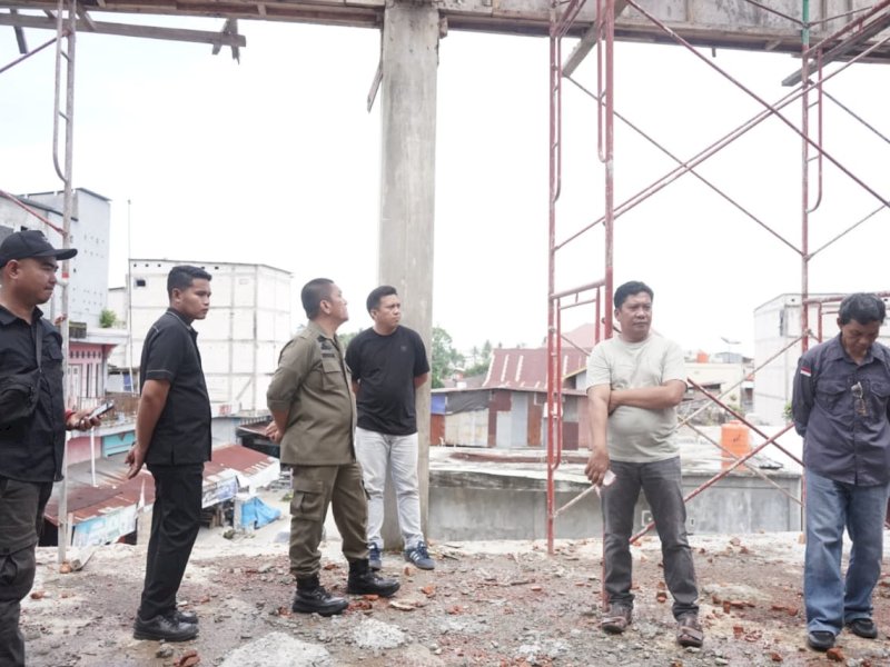 Bupati Luwu Timur, Irwan Bachri Syam, bersama Wakil Bupati, Hj. Puspawati Husler, kembali melakukan inspeksi mendadak (sidak) terhadap progres pembangunan Pasar Tomoni pada Sabtu (29/03/2025). @Jejakfakta/dok. Humas Pemkab Lutim