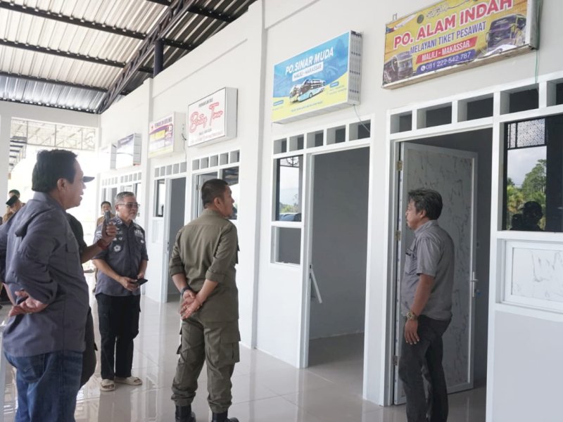 Bupati Luwu Timur, Irwan Bachri Syam, meninjau Terminal Malili pada Sabtu (29/03/2025) untuk memastikan kesiapan operasional terminal tersebut. @Jejakfakta/dok.  Humas Pemkab Lutim