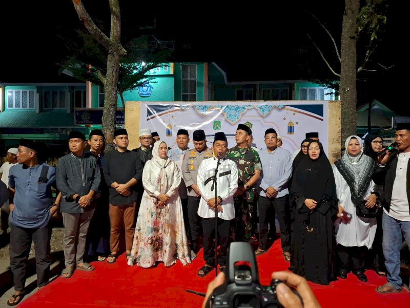 Bupati Sidrap, Syaharuddin Alrif, melepas pawai takbir keliling menyambut Hari Raya Idulfitri 1446 H/2025 M di halaman Kantor Kementerian Agama, Jalan Ganggawa, Ahad malam (30/3/2025). @Jejakfakta/dok. Humas Pemkab Sidrap