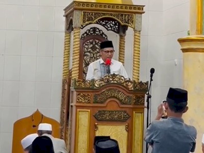 Ketua DPRD Kota Makassar Supratman melakukan Safari Ramadan di Masjid Mesjid Nurul Iman Pannara, Kelurahan Antang, Kecamatan Manggala, Makassar, pada Sabtu (29/3/2025) malam. @Jejakfakta/Tangkapan Layar
