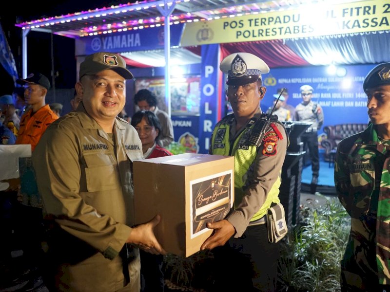 Wali Kota Makassar, Munafri Arifuddin menyerahkan bantuan logistik kepada petugas yang berjaga untuk mendukung operasional tim pengamanan selama Operasi Ketupat 2025 di Makassar. @Jejakfakta/dok. Humas Pemkot Makassar