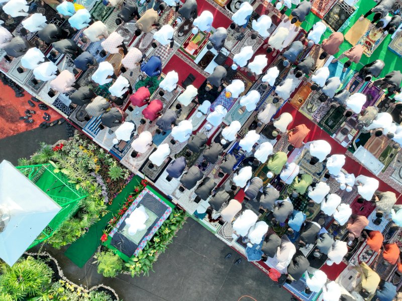 Riabuan umat Islam di Kota Makassar melaksanakan Salat Idulfitri di Lapangan Karebosi pada 1 Syawal 1446 Hijriah, bertepatan dengan Senin (31/3/2025). @Jejakfakta/dok. Humas Pemkot Makassar