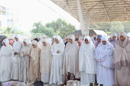 Aliyah Mustika Ilham Bersama Melinda Aksa Salat Id Bareng Ribuan Warga Makassar di Lapangan Karebosi