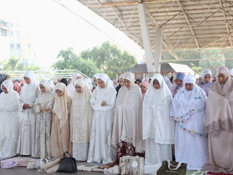 Wakil Wali Kota Makassar Aliyah Mustika Ilham dan Ketua TP PKK Kota Makassar Melinda Aksa melaksanakan Salat Idulfitri 1446 Hijriah di Lapangan Karebosi, Senin (31/3/2025). @Jejakfakta/dok. Humas Pemkot Makassar