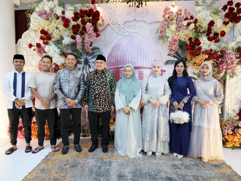 Wali Kota Makassar Munafri Arifuddin bersama Ketua TP PKK Kota Makassar Melinda Aksa melakukan gelar griya atau open house Idulfitri 1446 Hijriah di Baruga Anging Mammiri, Rumah Jabatan Wali Kota, Senin (31/3/2025). @Jejakfakta/dok. Humas Pemkot Makassar