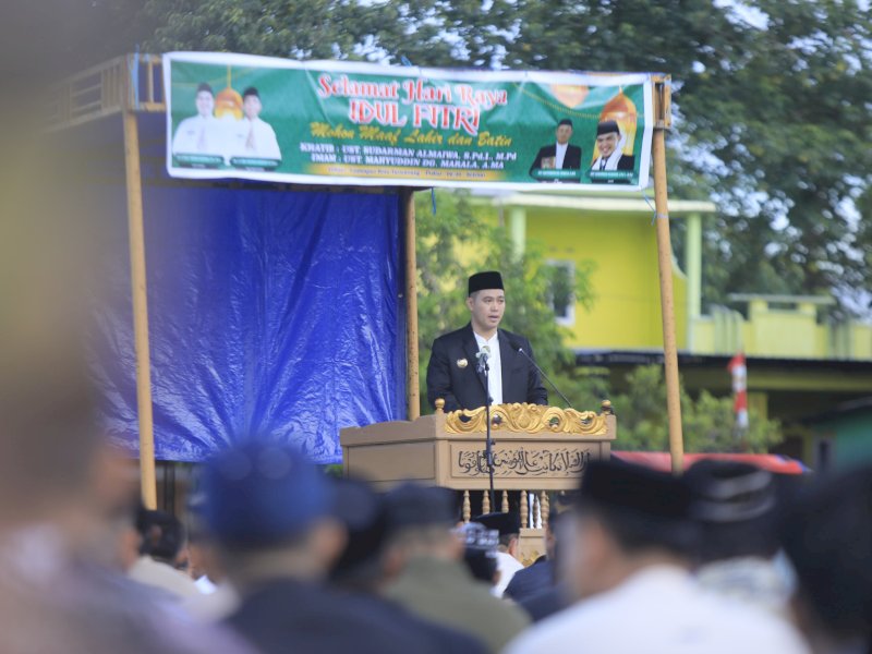 Bupati Pangkep, Muhammad Yusran Lalogau (MYL), melaksanakan salat Idul Fitri 1446 H di Lapangan Desa Taraweang, Senin (31/3/2025). @Jejakfakta/dok. Pemkab Pangkep