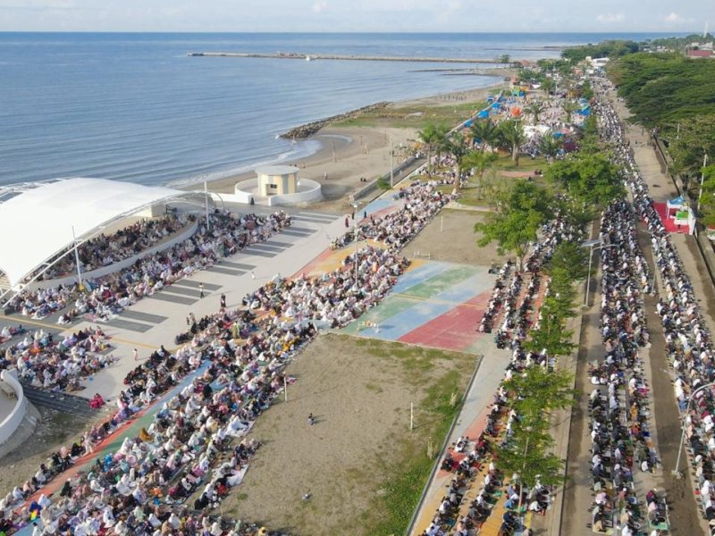 Ribuan masyarakat hadir dalam Shalat Id di Pantai Merpati Bulukumba, Senin (31/3/2025). @Jejakfakta/dok. Humas Pemkab Bulukumba