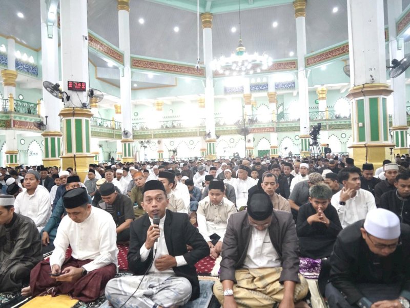 Bupati Sidrap, Syaharuddin Alrif, melaksanakan Salat Idulfitri 1 Syawal 1446 Hijriah di Masjid Agung Pangkajene, Senin (31/3/2025). @Jejakfakta/dok. Humas Pemkab Pangkep