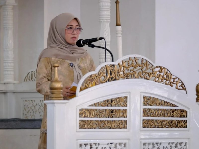 Bupati Gowa, Sitti Husniah Talenrang,  menyampaikan sambutan saat ribuan masyarakat bersama jajaran Pemerintah Kabupaten Gowa melaksanakan Salat Idulfitri 1446 Hijriah di Masjid Agung Syekh Yusuf, Kabupaten Gowa, pada Senin (31/3/2025). @Jejakfakta/dok. Humas Pemkab Gowa